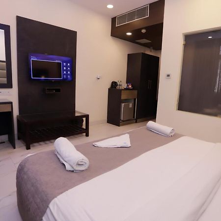 Hotel Pk Residency Нойда Экстерьер фото