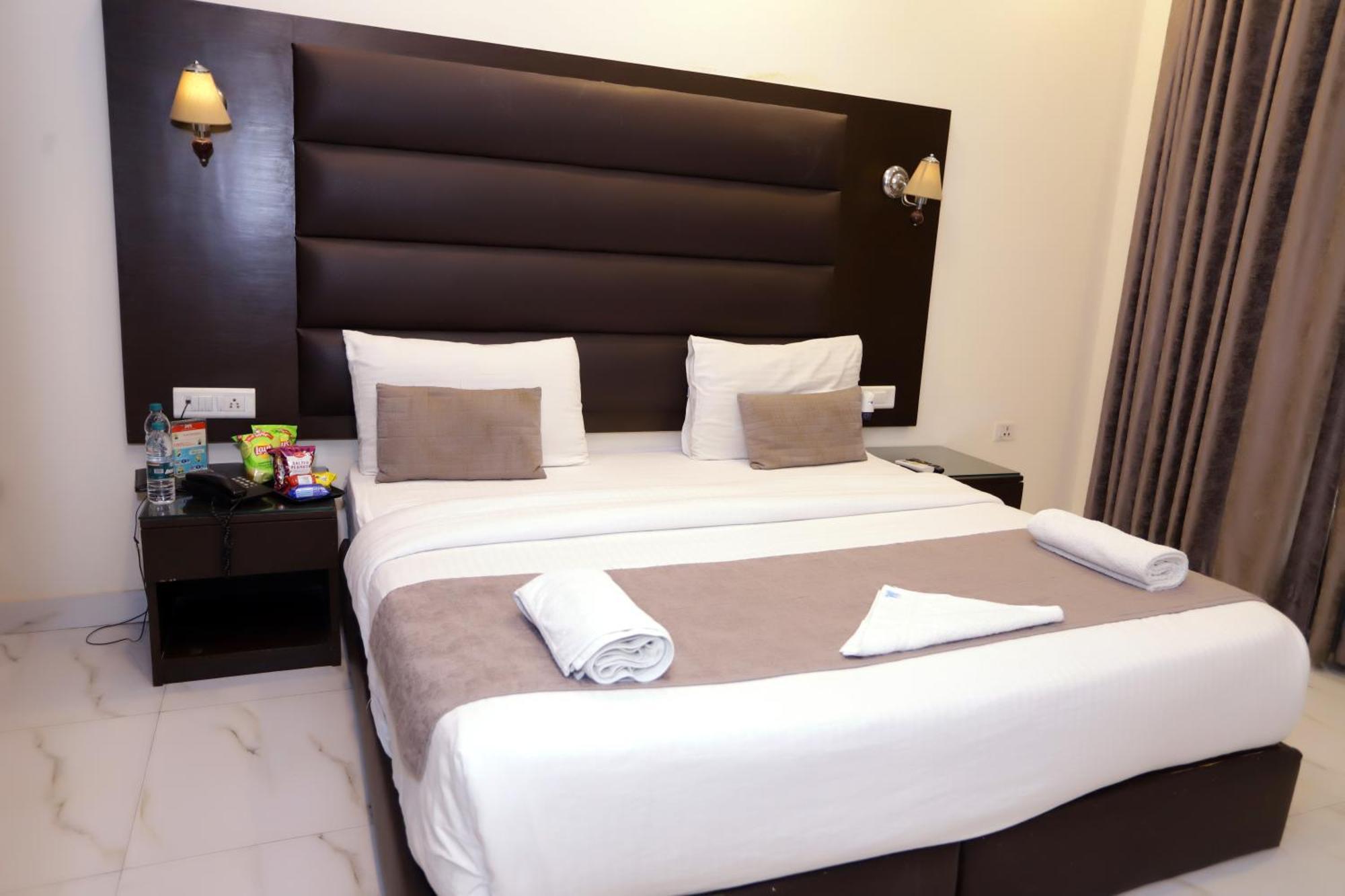Hotel Pk Residency Нойда Экстерьер фото