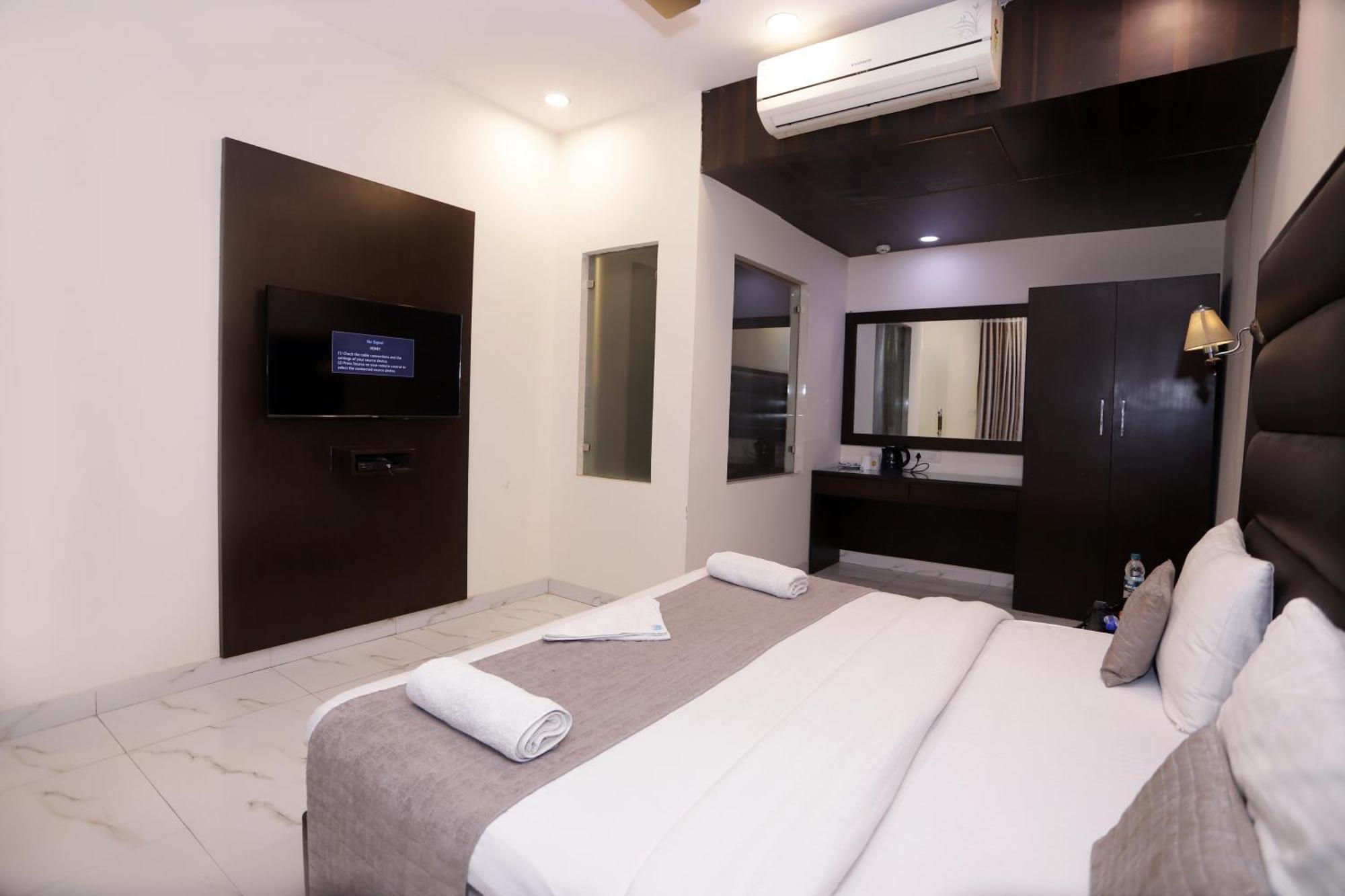 Hotel Pk Residency Нойда Экстерьер фото