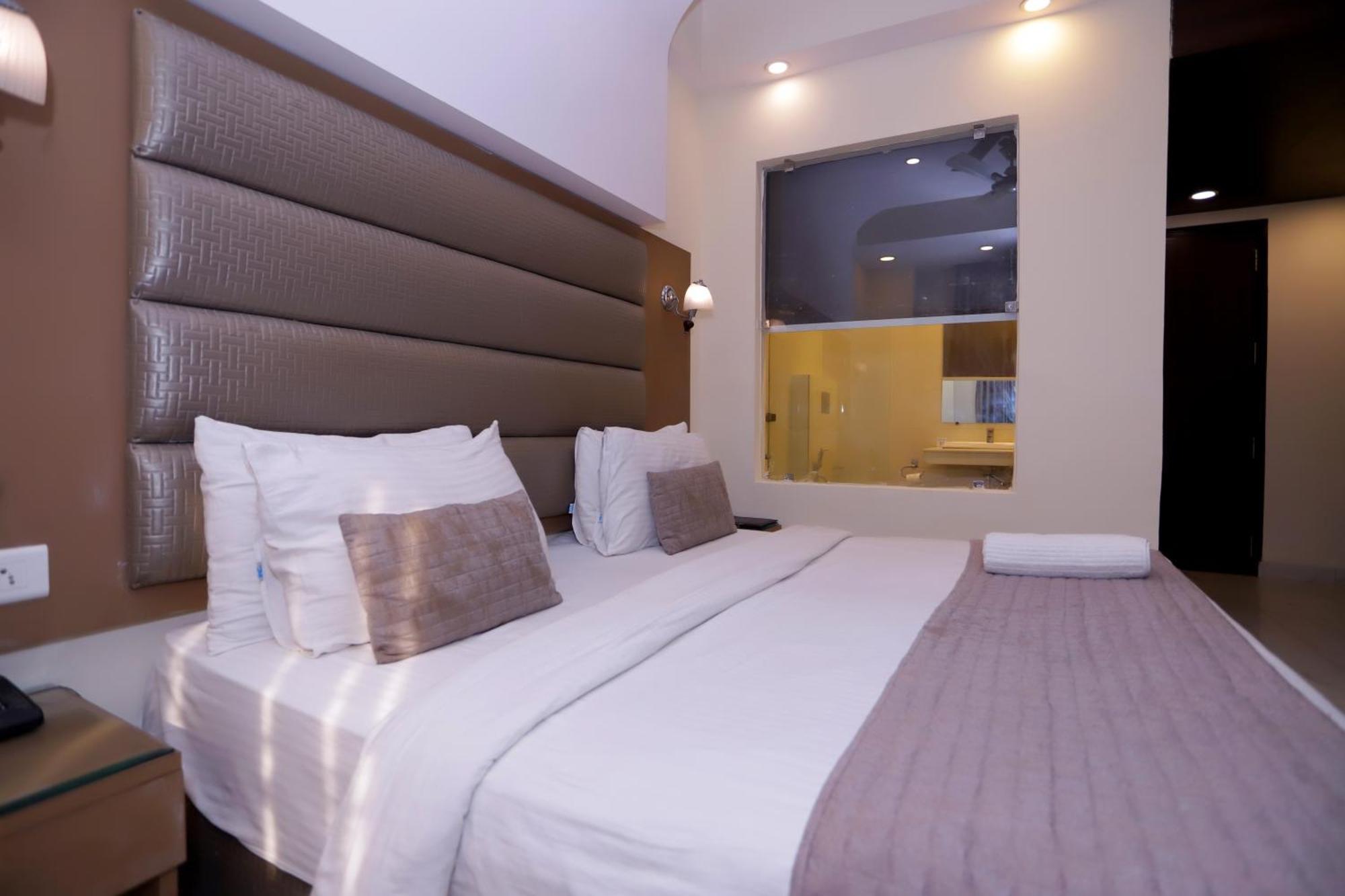 Hotel Pk Residency Нойда Экстерьер фото