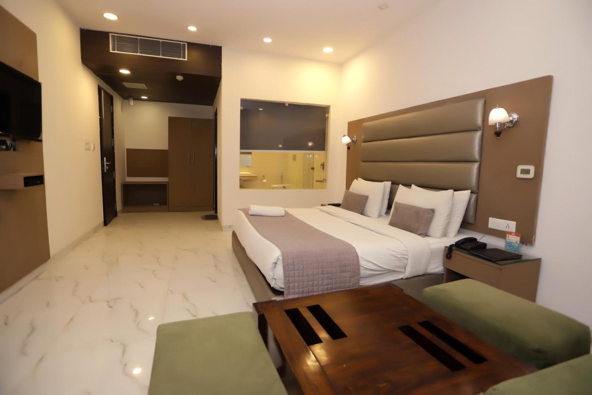 Hotel Pk Residency Нойда Экстерьер фото