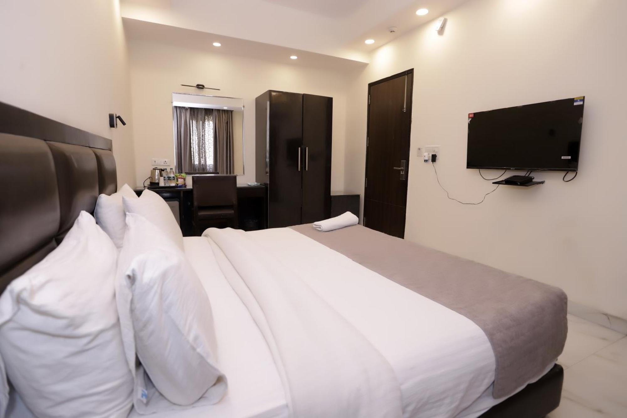 Hotel Pk Residency Нойда Экстерьер фото