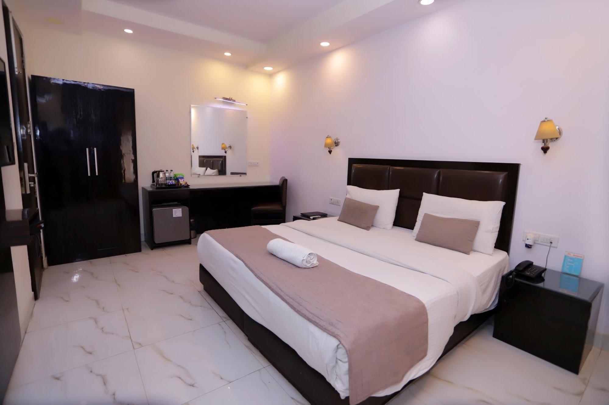 Hotel Pk Residency Нойда Экстерьер фото