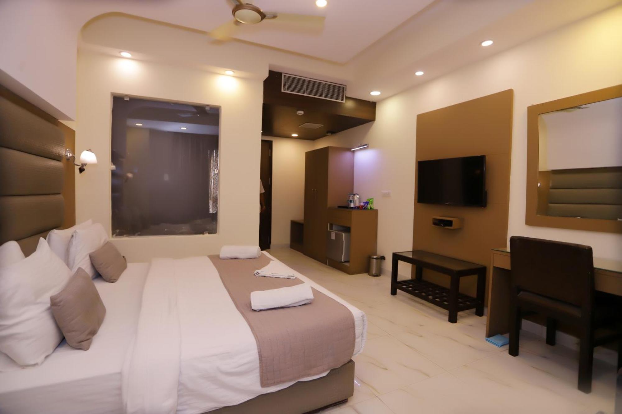 Hotel Pk Residency Нойда Экстерьер фото