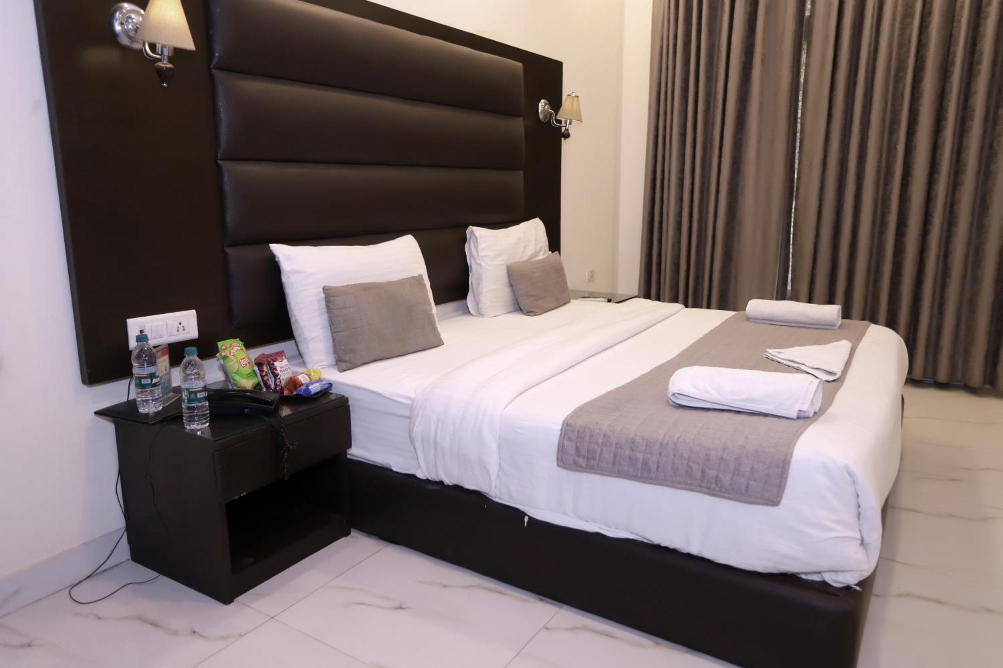 Hotel Pk Residency Нойда Экстерьер фото