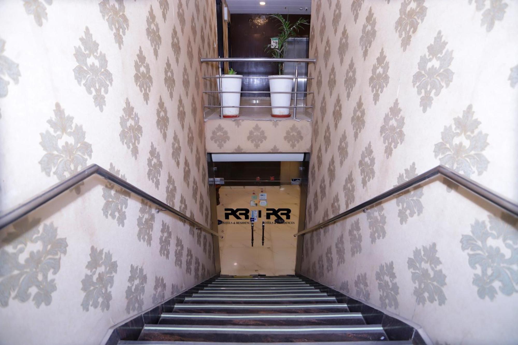 Hotel Pk Residency Нойда Экстерьер фото