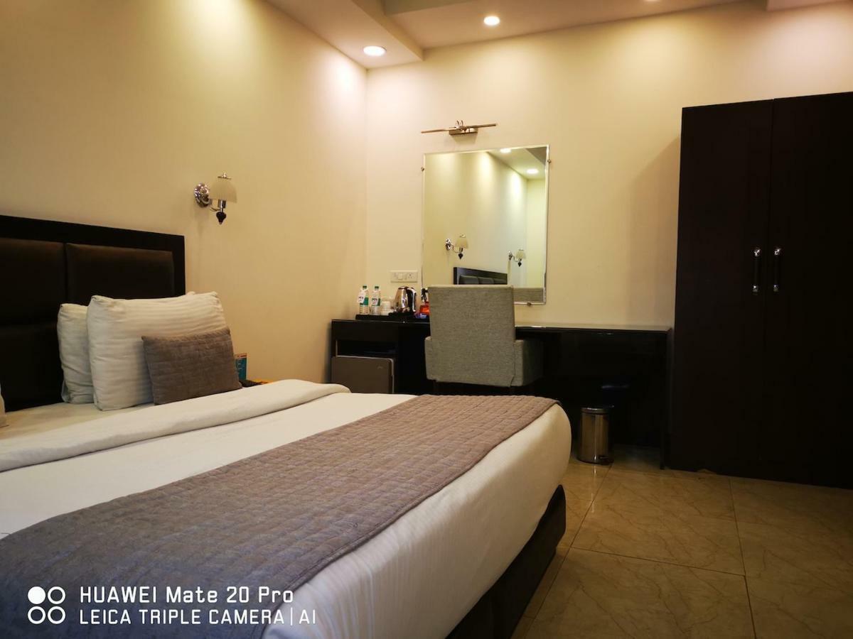 Hotel Pk Residency Нойда Экстерьер фото